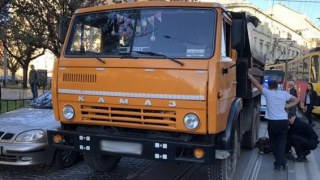 У центрі Львова вантажівка збила літню жінку