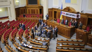 Опозиція знову заблокувала трибуну Верховної Ради
