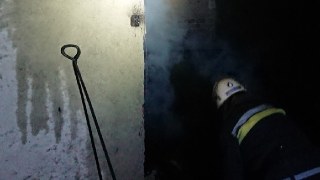 В Бориславі 7 рятувальників гасили пожежу в господарській будівлі