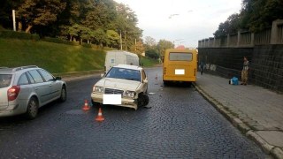 У Львові водій заснув за кермом і врізався в маршрутку