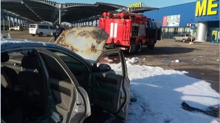 На парковці Metro у Львові загорілась автівка