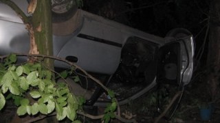 П'яний водій влетів у дерево у Львові: троє людей травмовано