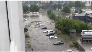 Вулицю Торф'яну у Львові затопило через аварію колектора