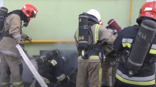 18 рятувальників гасили пожежу у багатоповерхівці Львова