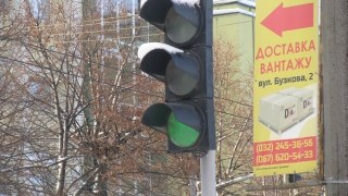 На проспекті Чорновола на два дні вимкнули світлофор через заміну контролера