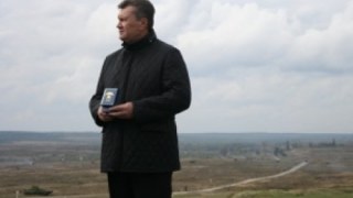 Літак Януковича сів у Еміратах