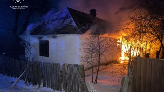 На Львівщині через пічку згорів дерев'яний будинок: загинула власниця