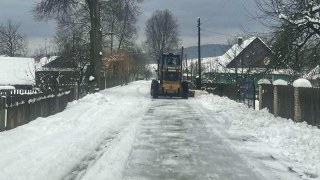 На дороги Львівщини виїхали понад 100 одиниць снігоприбиральної техніки