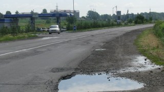 Дорогу до Грушева відремонтують за гроші польських банків
