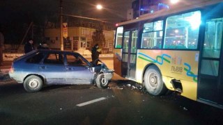 У Львові п'яний водій врізався в тролейбус