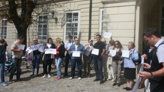 Близько тридцяти осіб пікетують Львівську міськраду через незаконні забудови у місті