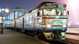 Вандали розмальовують вагони приміських потягів Львівзалізниці