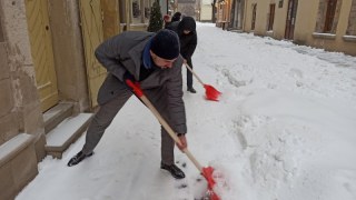 На вулиці Львова виїхали більше 90 одиниць снігоприбиральної техніки