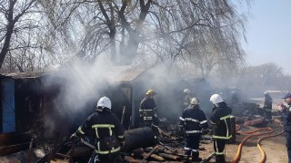 У Сокільниках через пожежу сухостою вщент згоріли гаражі