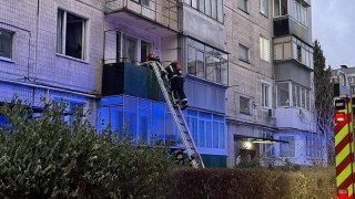 На Львівщині в палаючому житловому будинку через балкон врятували трьох дітей та трьох жінок