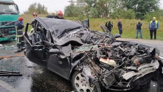 На Пустомитівщині у ДТП з двома вантажівками загинув водій легковика