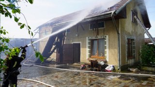 На Львівщині пожежа знищила дах будівлі та пошкодила Mitsubishi Pajero Sport