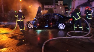 У Львові вщент згоріла автівка Audi, яка в'їхала у металевий паркан