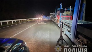 На Мостищині водій легковика насмерть збив пішохода і врізався у вантажівку