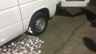 У Краківці в паливному баці мікроавтобуса виявили контрабанду 300 пачок цигарок