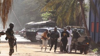 У Малі терористи захопили в заручники відвідувачів та працівників готелю