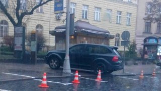 У краденому Porsche у центрі Львова шукали вибухівку