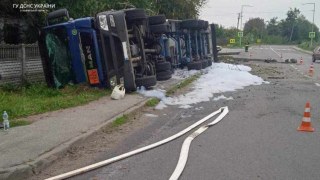 На Львівщині перекинулась вантажівка з скрапленим газом