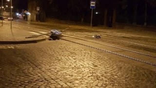 У Львові водій збив дорожні знаки, а потім ліг спати