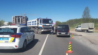 На Львівщині у ДТП з вантажівкою постраждав водій мікроавтобуса