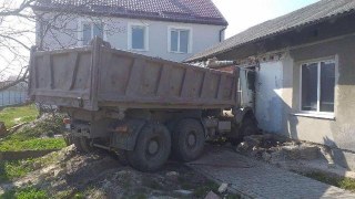 На Пустомитівщині вантажівка заїхала у житловий будинок