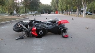 На трасі "Київ-Чоп" автомобіль "підрізав" водія мотоцикла. Двоє людей травмовані