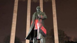 Пам’ятник Степану Бандері у Львові облили фарбою студенти з Хмельниччини