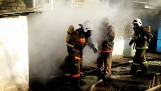 Пожежа у Львові: рятувальники винесли з підвалу двох людей