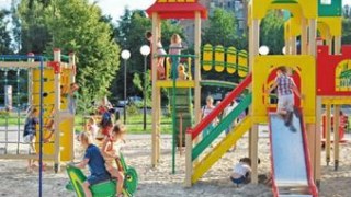 Завтра офіційно відкриватимуть оновлений дитячий майданчик на Хмельницького
