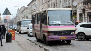 У Львові водій приміською маршрутки збив комунальника, який ремонтував дорогу, і втік