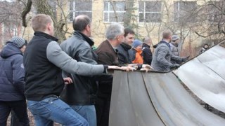 У Львові люди поламали паркан навколо забудови в парку та вигнали забудовника