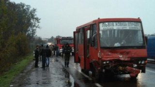 На Львівщині маршрутка зіткнулася з авто: є загиблі