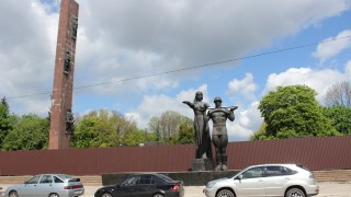 Патрульні затримали осіб, які наносили написи на огорожу Монументу слави у Львові