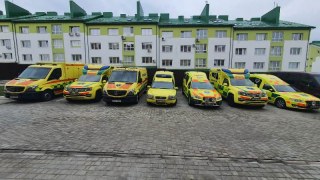 У Львові передали на фронт 13 швидких від благодійного фонду зі Швеції