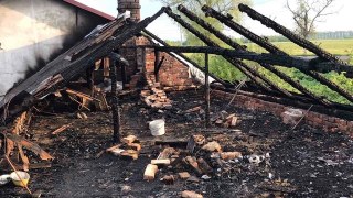 6 рятувальників гасили пожежу у будівлі на Перемишлянщині
