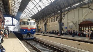 Дев'ять пар поїздів щодня курсують зі станції Чоп до Угорщини