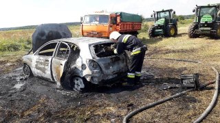На Жовківщині у пожежі вщент згоріли автівка Кia Rio та телефон з ноутбуком