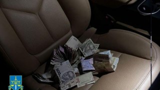У авто інспекторки Львівської митниці поліція виявила понад 500 тисяч гривень готівки