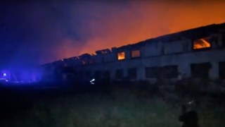 28 рятувальників гасили пожежу у будівлі на Яворівщині