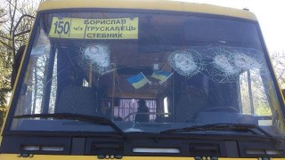 Під Бориславом побили маршрутку під час рейсу, постраждав водій