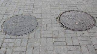 У Львові шукають хлопчика, який впав у каналізаційний люк
