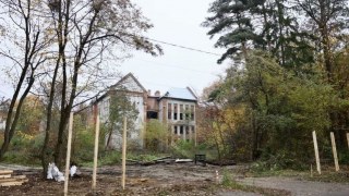 Львівська міськрада ініціювала чотири судові процеси щодо недобудованої школи у Брюховичах