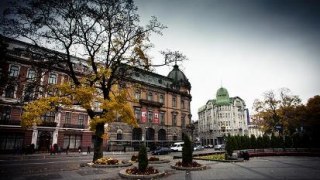 У центрі Львова бус наїхав на пішохода