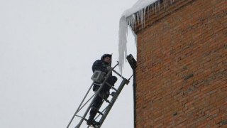 У Львові брили снігу та бурульки впали двом жінкам на голову
