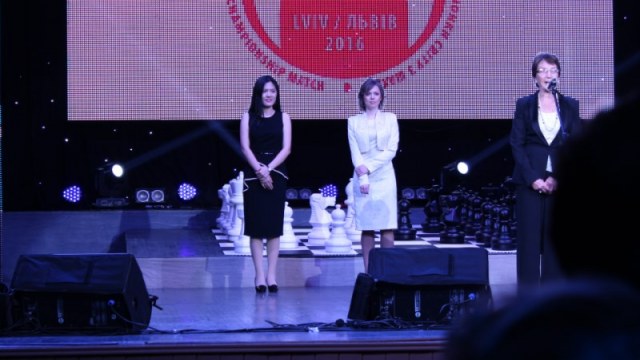 Марія Музичук та Хоу Іфань на жеребкуванні напередодні Матчу ФІДЕ за звання чемпіонки світу з шахів